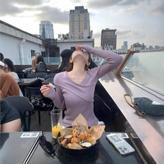 设计感灰紫色交叉V领针织打底衫女春季锁骨修身显瘦毛衣露肩上衣