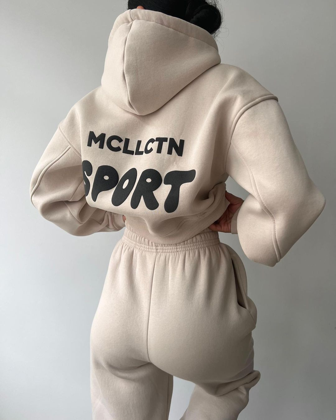 2024 Herbst/Winter neues lässiges Plüsch-Langarm-Kapuzenpullover- und Hosen-Set mit bedrucktem Kapuzenpullover_voghion.com