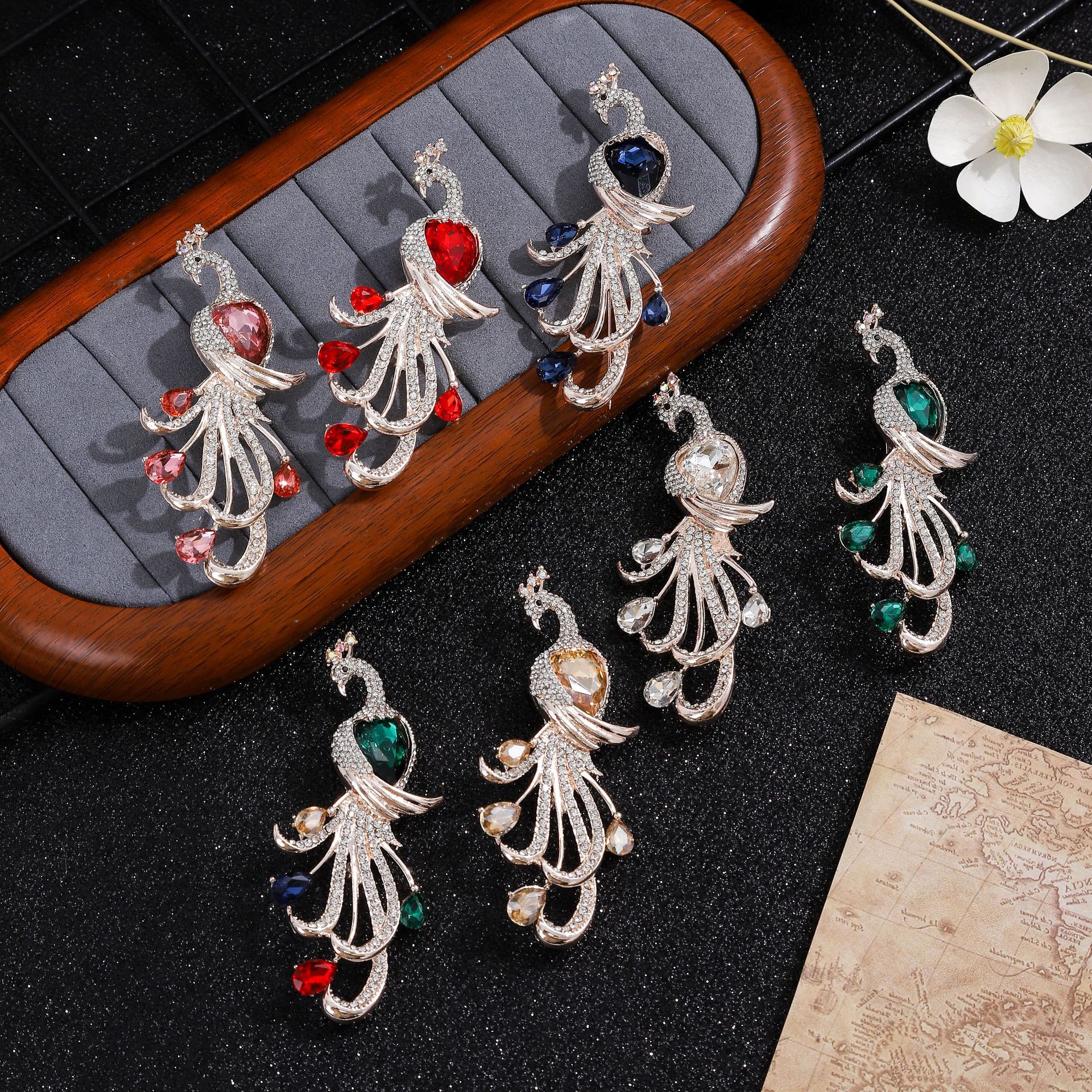 Exquisite Light Luxury Elegant Peacock Brooch Advanced Sense Micro-inlaid Zircon Corsage Suit Coat Pin Accessories Accompanying Gift