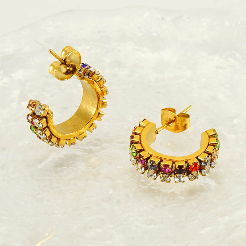 Pendientes de diamantes en forma de C únicos de temperamento transfronterizo estilo europeo y americano femenino 18K pendientes de acero inoxidable pendientes de diamantes coloridos al por mayor