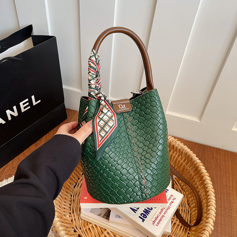 2026 Trendy Commuter Retro Bag Women's Handbag Versatile Shoulder Bag Woven Bucket Bag Niche Commuter Versatile