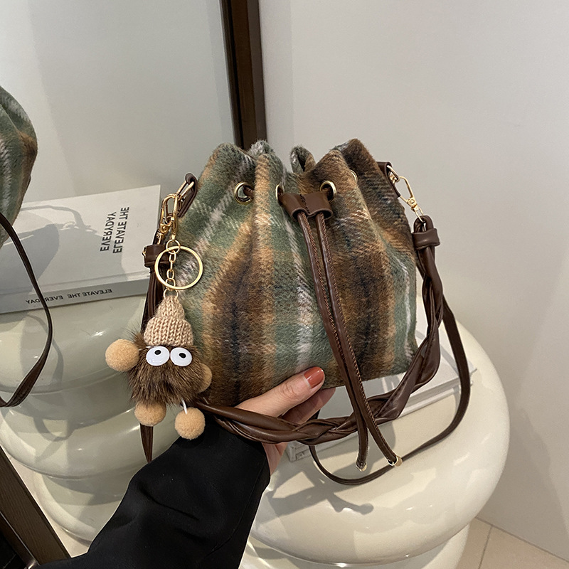 Bolso retrógrado de cuerda de pulsación de invierno 2024 nuevo estilo versátil en un solo hombro bolso de hombro coreano bolso de cubo para mujeres