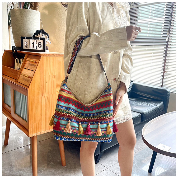 Large-capacity tote bag 2025 Summer new style trendy, simple and casual women's single-shoulder bag, artistic Chinese-style tassel bag undefined