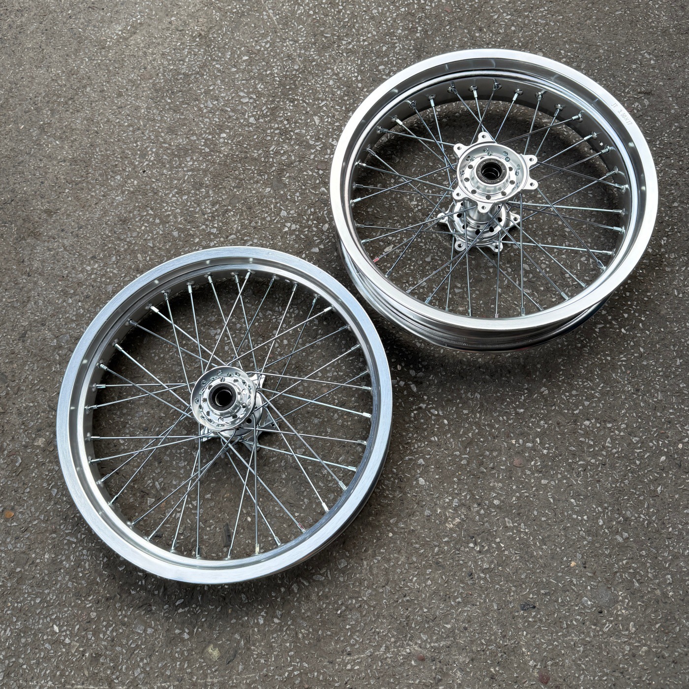 Suitable for QiuLongJiFeng front wheel set 2.50-17 and rear 3.50-17 aluminum alloy wheel hub assembly, silver widened rims