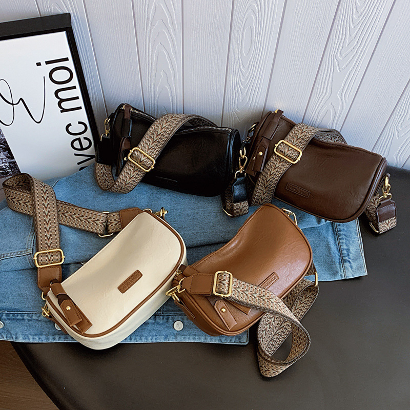 Small design one-shoulder bag