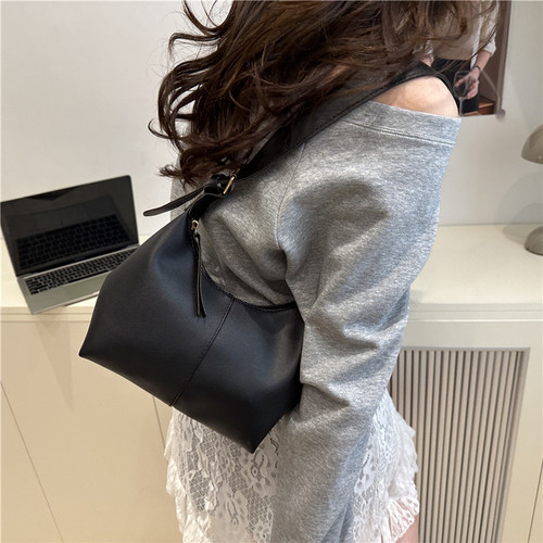 New Fashion Crossbody Bag Korean Style Handheld Single Shoulder Bag Soft Leather Large Capacity Versatile Solid Color Dumpling Bag for Women