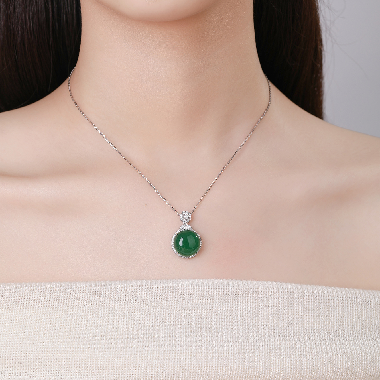 S925 plata de ley de alta calidad diamante con incrustaciones de calcedonia verde natural collar de fideos de huevo nuevo estilo chino cadena de clavícula de todo fósforo
