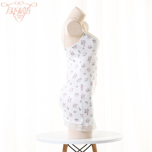 Sexy lingerie with small floral contrasting colors and lace splicing, sexy low-cut pure lust style suspenders, hip-covering sexy pajamas short skirt