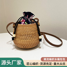 源头直供手工纸草编织斜挎包ins风水桶包花布内衬抽绳复古包包女