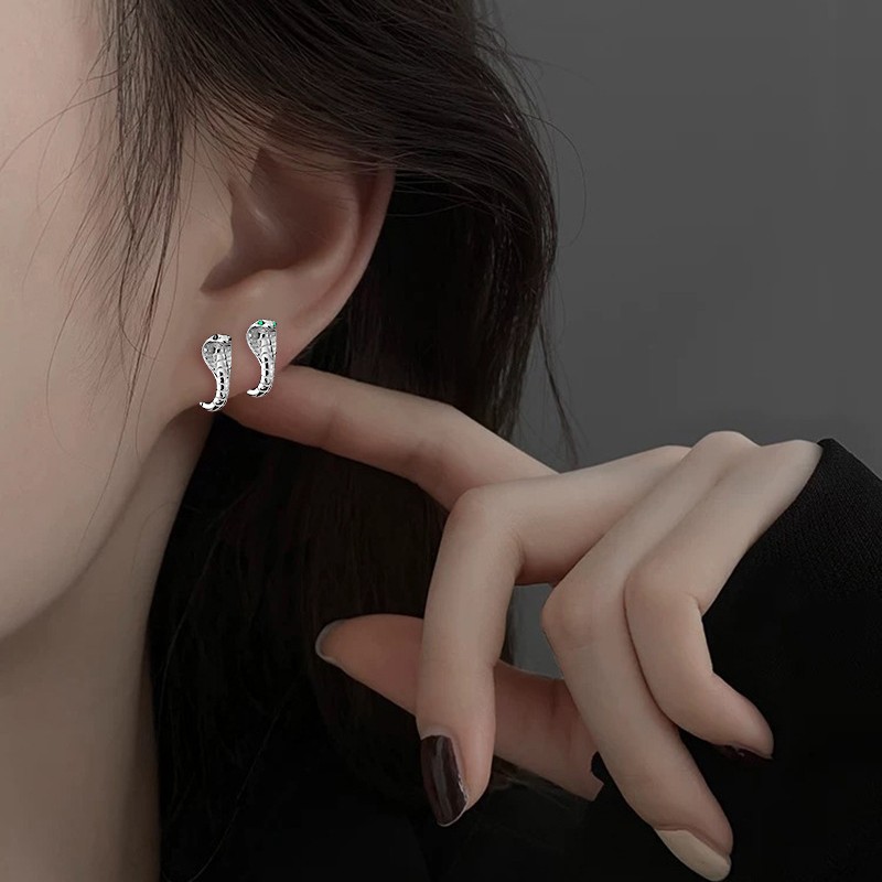 Anting-anting ular mata hijau hip hop jalanan Eropa dan Amerika gadis populer trendi kepribadian pria anting-anting kobra berlian hitam gaya dingin