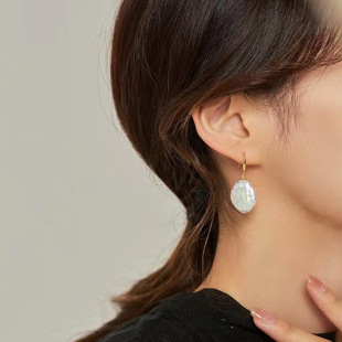 Hepburn Style Body Sterling Silver Ear Hook Baroque Button Pearl Earrings Freshwater Real Pearl French Style S925 Silver Hook for Women