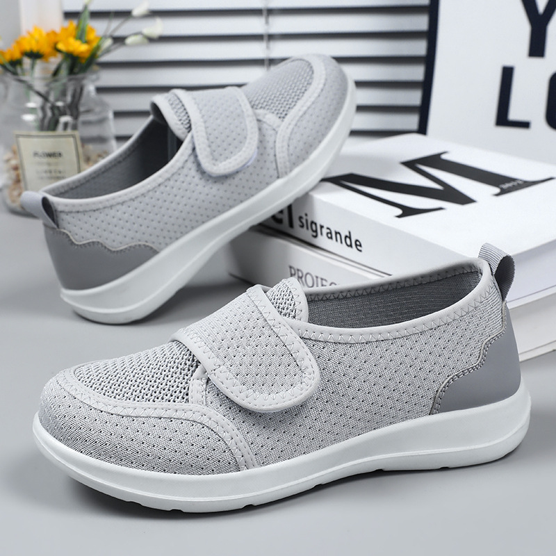 Zapatos de madre para mujer, superficie de malla voladora de verano, zapatos individuales de moda transpirables y ligeros, zapatos de caminar para ancianos de rehabilitación de velcro ensanchados