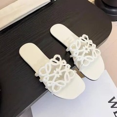 フラットスリッパ、カジュアル2025夏新作ニッチレザー中空ホリデービーチサンダル、アウターウェア用