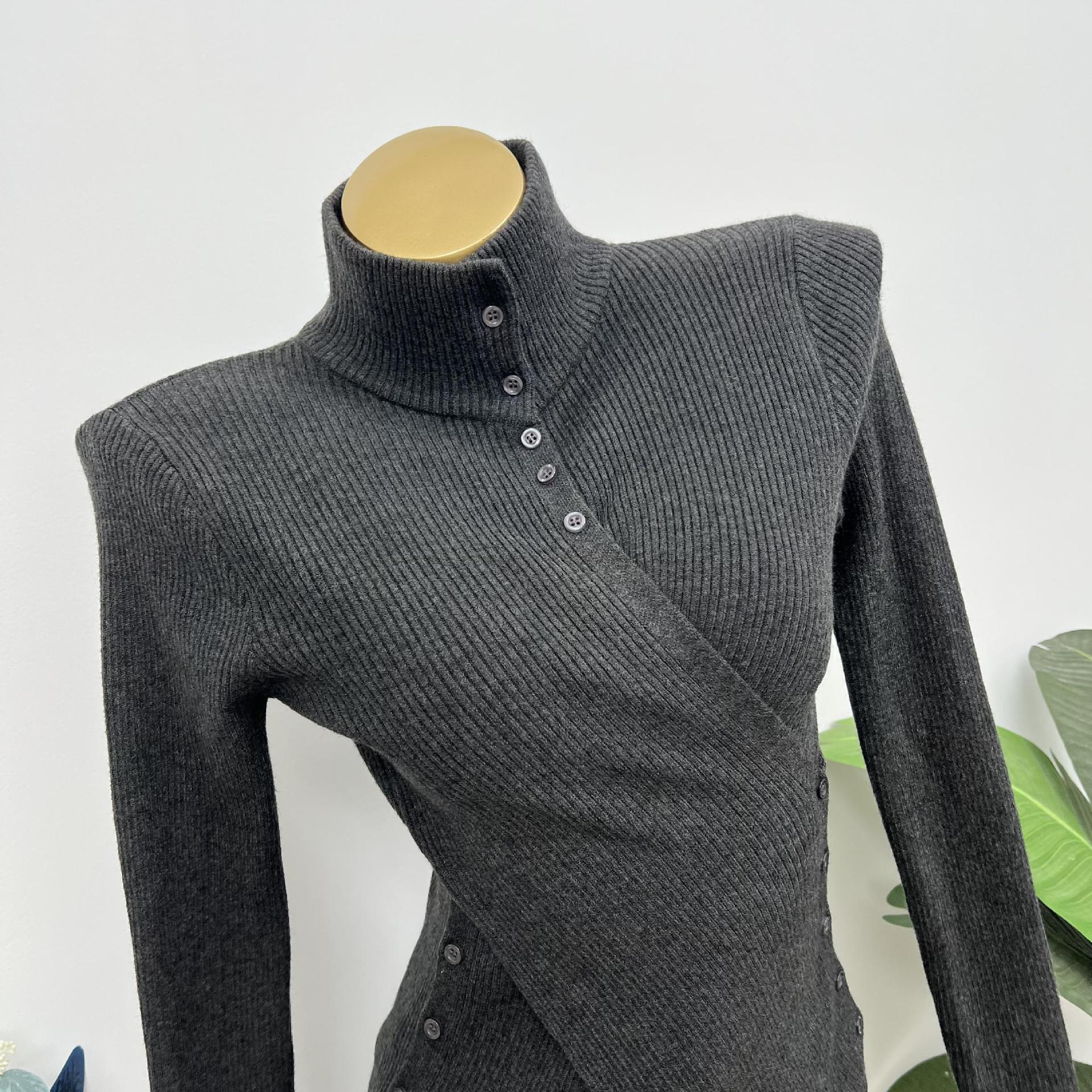 腰を絞めて胸を見せます厚手の高襟秋冬タイプの不規則なスタイルの上着の中にニットの底のシャツの女性2025を掛けます。