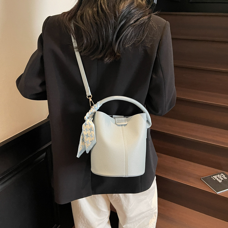 Bolso de cubo portátil de todo fósforo de moda de alta gama para mujer 2025 nuevo estilo bolso de mensajero de hombro simple casual simple