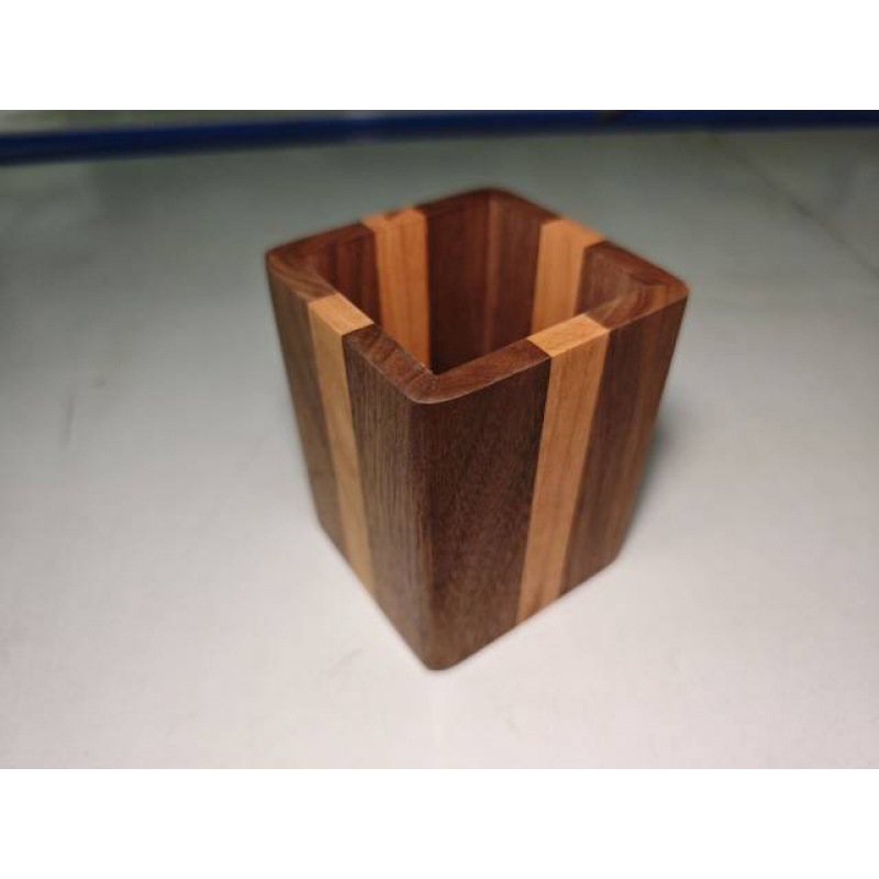 펜 용기에 단풍 나무