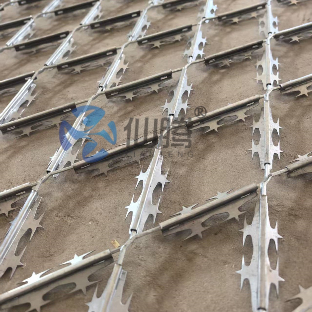 现货供应带刺网片热镀锌材料边界保护刺网锋利刀刺金属板生产厂家