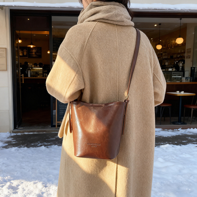 Bolsa de cubo retro coreana para mujeres 2025 nuevo invierno de alta calidad bolso de madre de sensación de hombro casual bolso de hombro