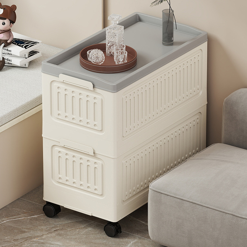 収納かごには蓋付きの服が収納されています。|undefined