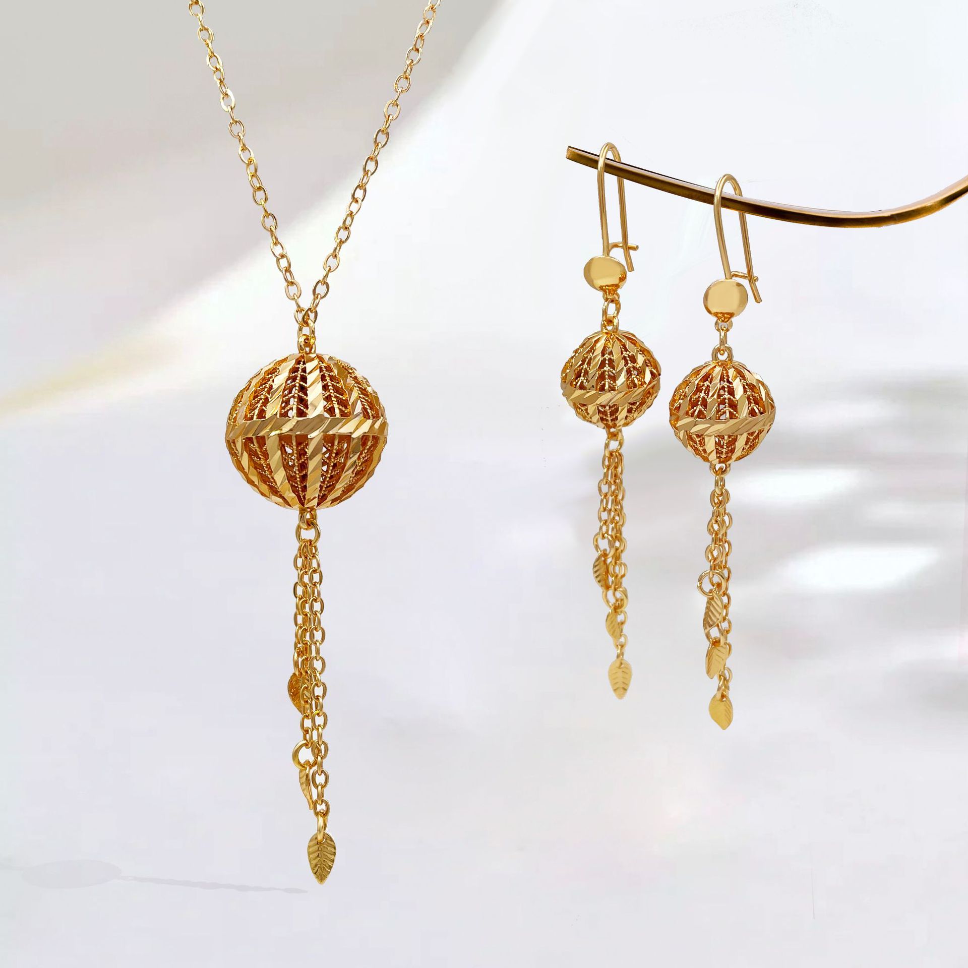 Cuerpos de cobre chapados en oro collar conjunto de joyería de mujer opciones transfronterizas colgante de oreja de borda hueca de dos piezas conjunto de joyería de mujer image 4