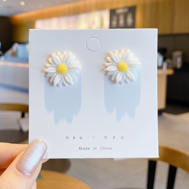 Pendientes transfronterizos, pendientes de metal de alta calidad, pendientes de 2025 nuevos pernos de moda, temperamento ligero y lujoso, pendientes de atmósfera