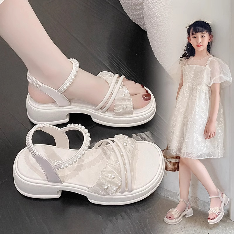 Niñas dulces sandalias de viento plano 2026 verano nueva moda versátil sandalias de playa de perlas zapatos de princesa