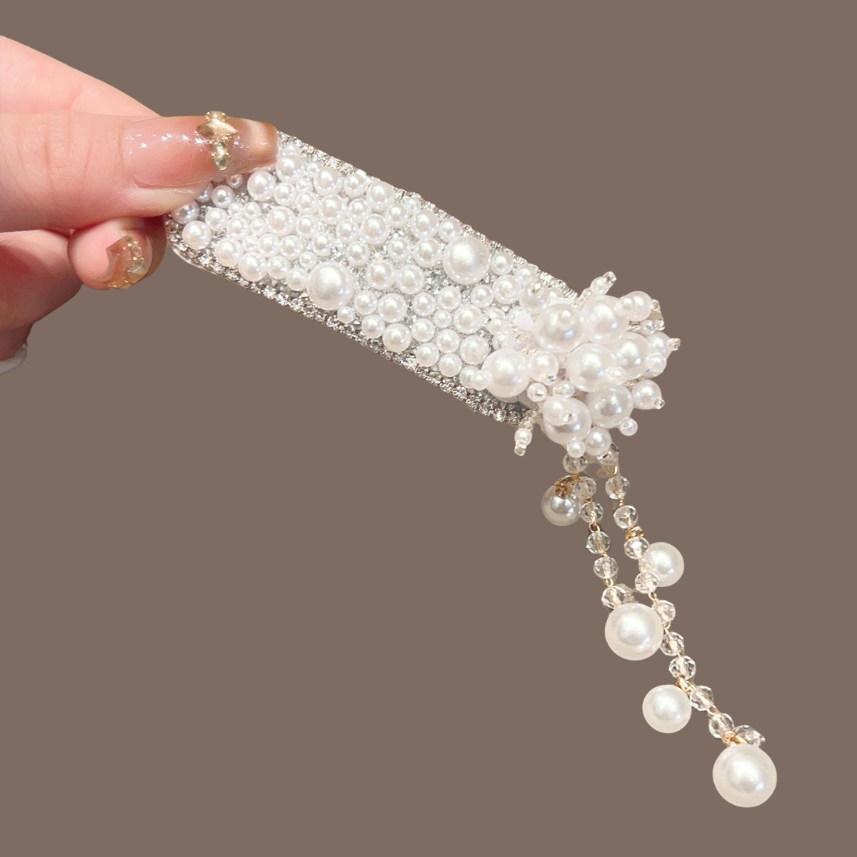 White beaded flower tassel BB clip