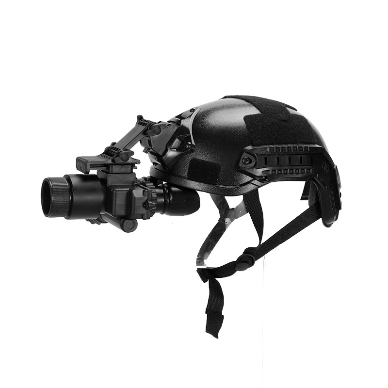 El modelo de imagen térmica T7 se simula con un casco portátil y un dispositivo de visión nocturna se puede ver transparentemente.