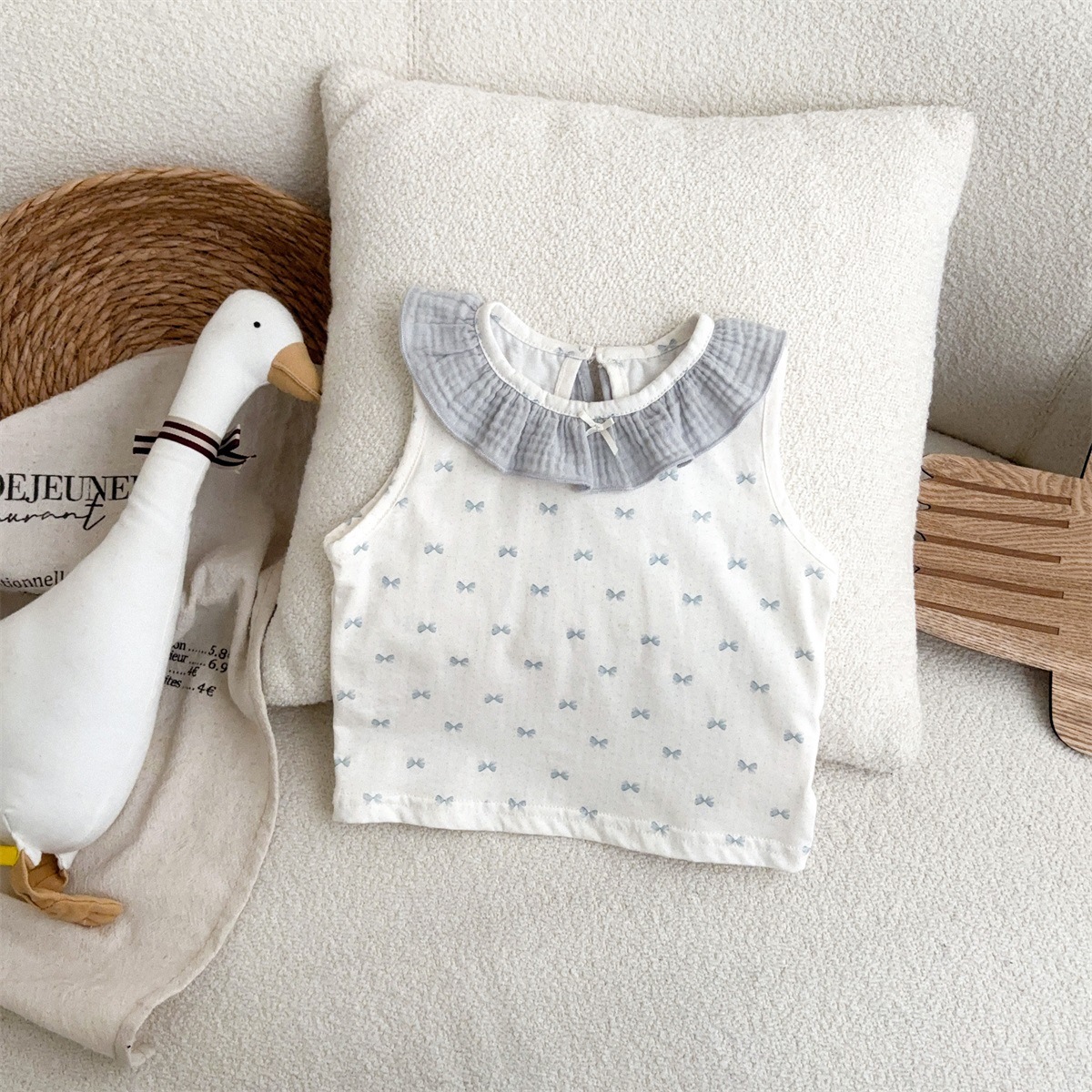 2025 traje de niña verano nuevo producto femenino estilo occidental linda ropa de protección solar chaleco con cuello de hoja de loto pantalones cortos de tres piezas