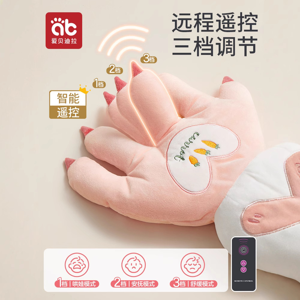 El bebé calma la palma de la mano para convencer al bebé de que se acueste, acaricie y duerma