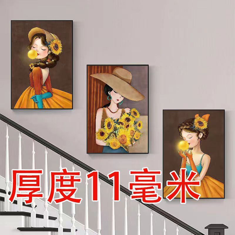 複式階段の入り口の間に装飾画があります。|undefined