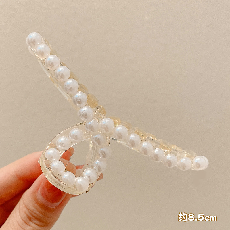 9 # Horquilla de perlas transparentes