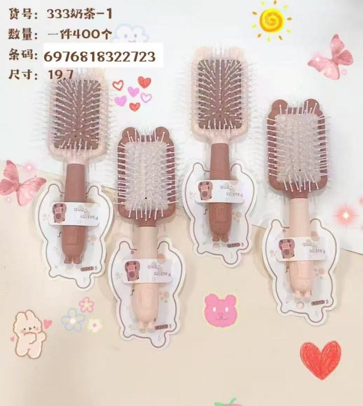 かわいい猫の頭の櫛の女性の気嚢は長い髪を櫛ます。|undefined