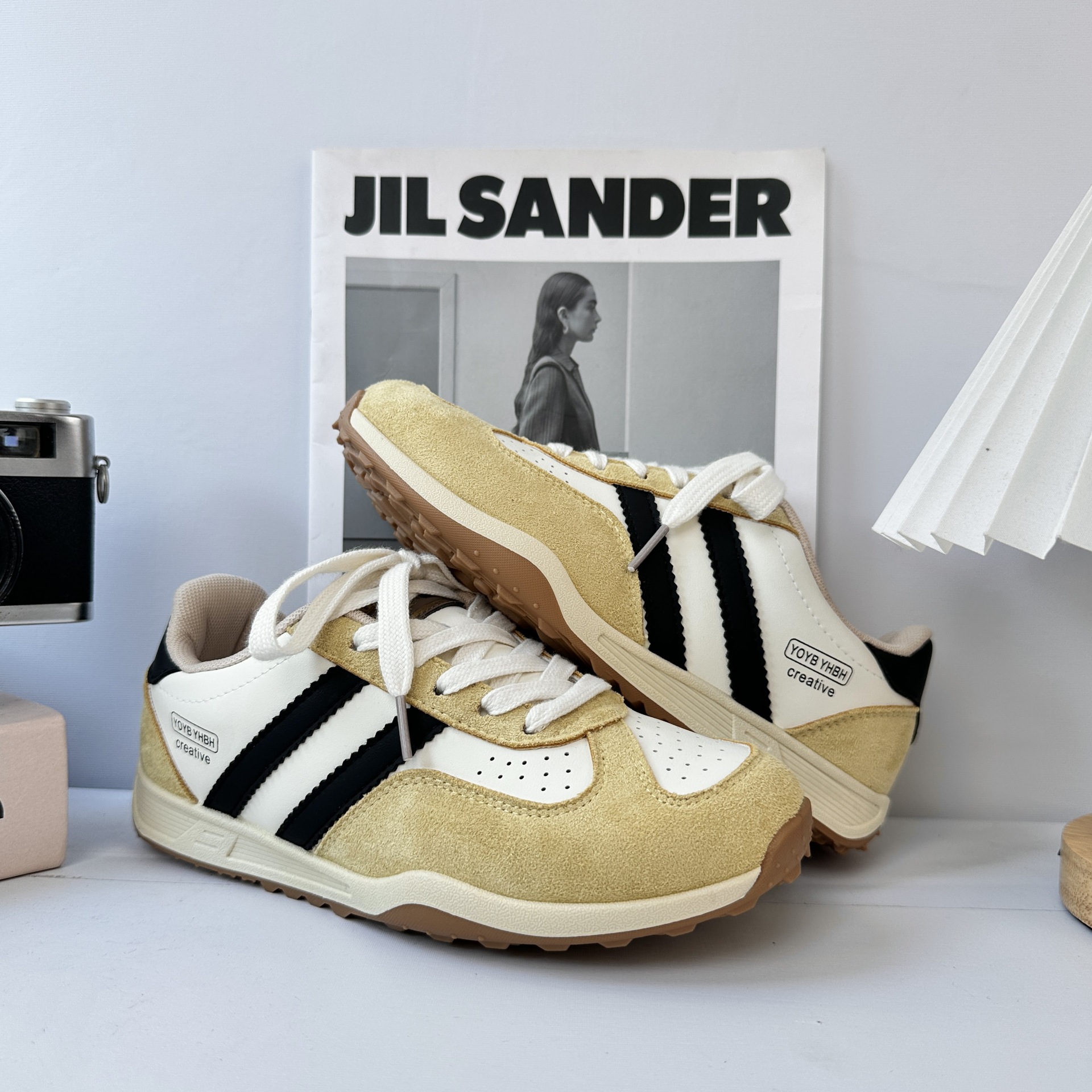 Zapatos deportivos y casuales de ondas distantes para niños y niñas en otoño de 2025 nuevos tipos de explosión, todos los tipos de zapatos de skate de suela gruesa ligera para padres