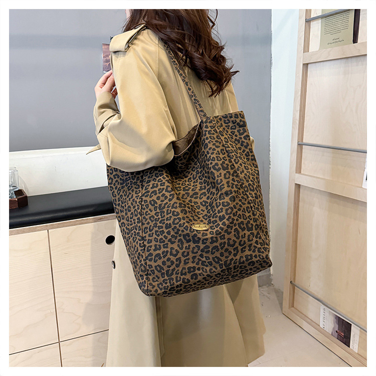 Doppelseitige Canvas-Tragetasche mit Leopardenmuster, große Kapazität, Damen-Umhängetasche im College-Stil, lässige Handtasche im City-Stil, Pendler-Tasche – Detail 36