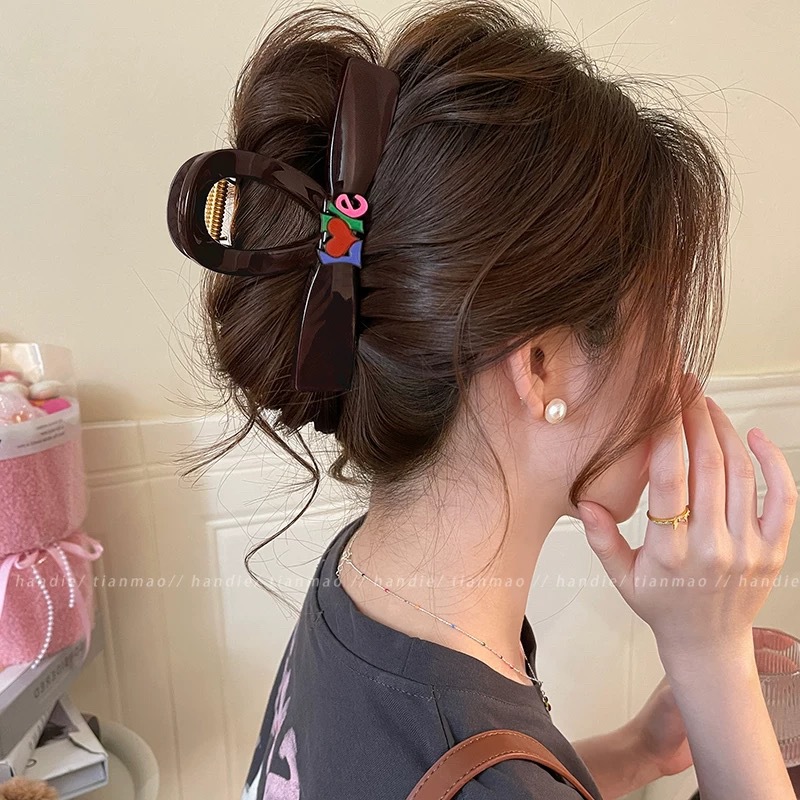 かわいい秋冬用ヘアクリップ 女性用 2025年新作 高級感 後頭部ヘアピン シャーククリップ 絶妙なヘアピン ヘアアクセサリー