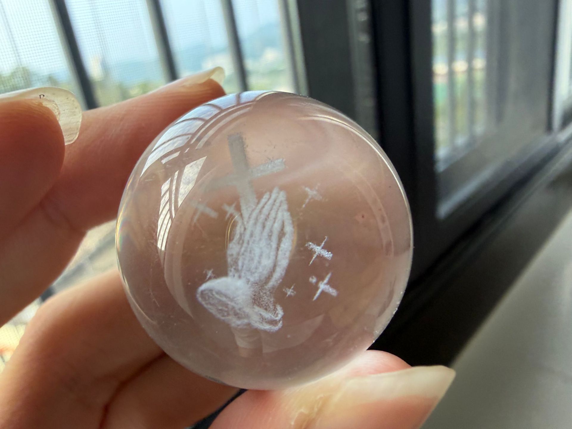 Car-mounted solar-powered aromatherapy diffuser, new model, solar-powered floating crystal solid perfume, creative car decoration with a fresh fragrance