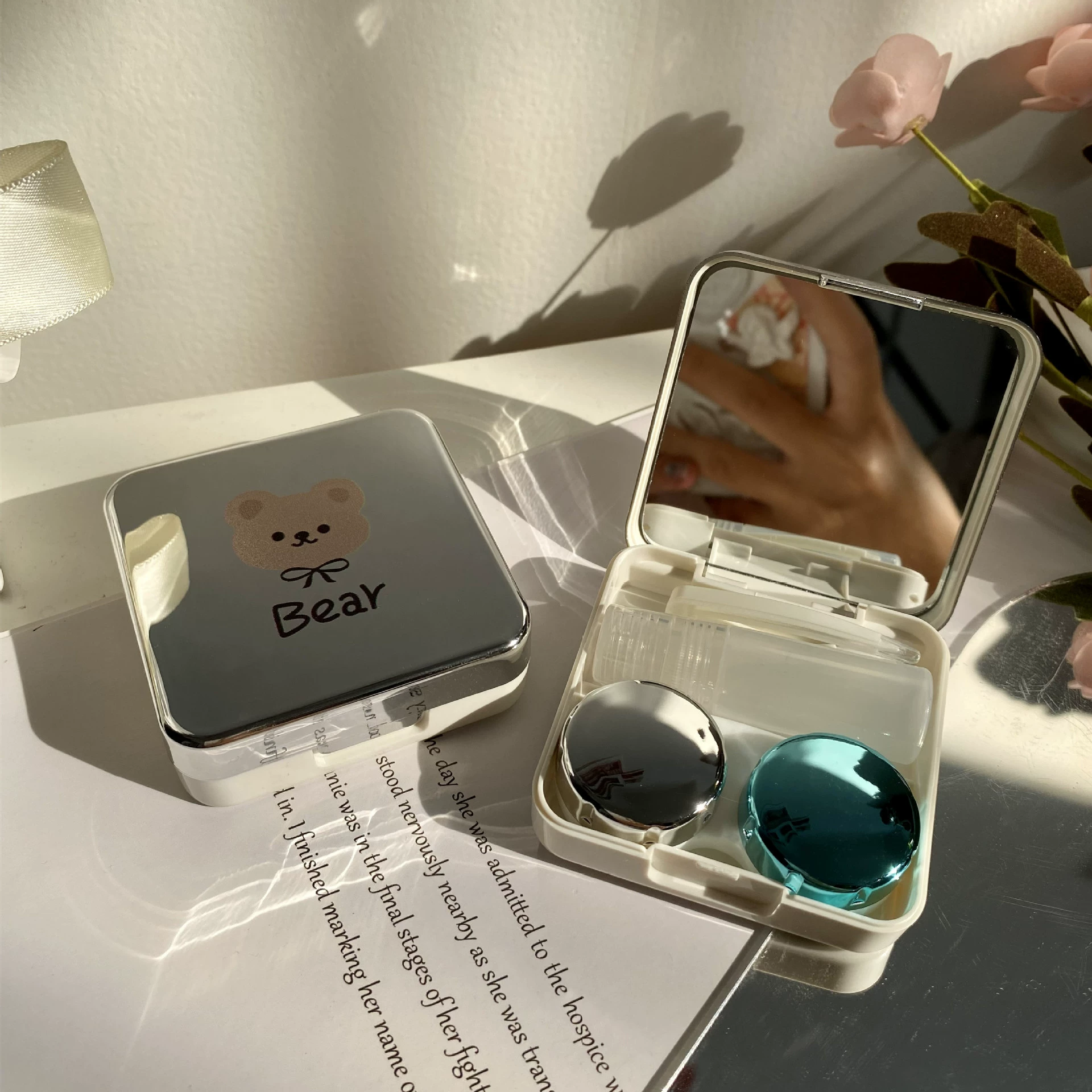 Футляр для контактных линз Brand invisible с зеркалом, глянцевая крышка «мишутка», пинцет и флакон (62×62×22 мм)
