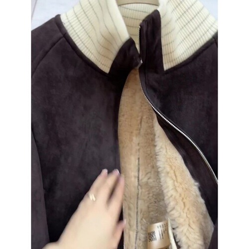 A stylish and versatile small Shearling coat with a retro American vibe, perfect for commuting. It's beautifully designed, features a deep coffee color, and makes you look slim and chic. The price is $168.3.