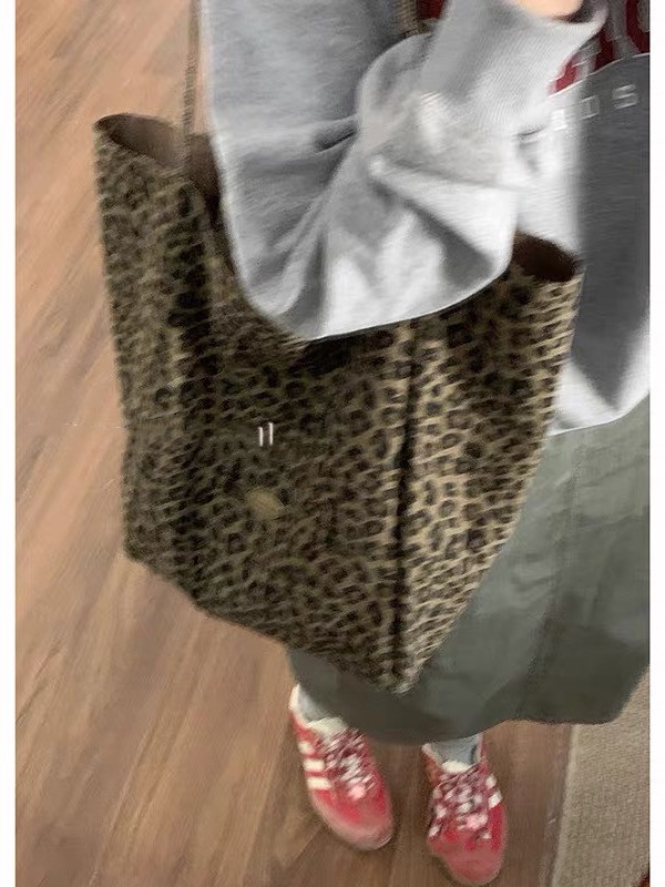 Nuevo diseño de nicho bolso de lona con estampado de leopardo bolso de hombro de doble cara de gran capacidad para mujer bolso de viaje de trabajo de ocio simple