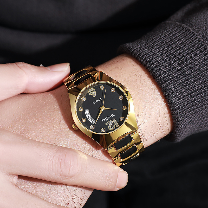 Reloj de suministro del fabricante McyKcy Calendario de diamantes romanos Acero de tungsteno sólido entre oro profundo e impermeable Reloj para hombre Plata