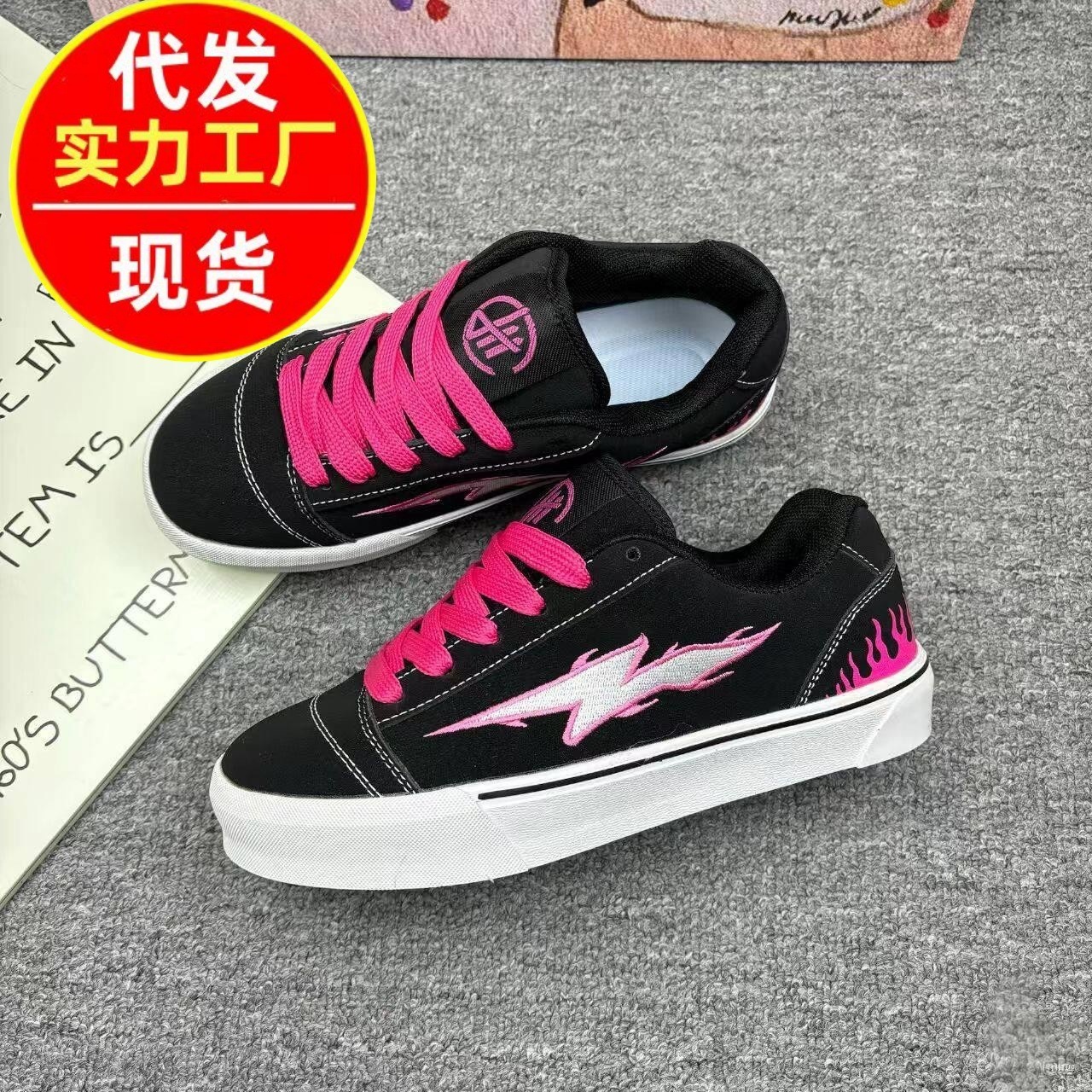 Lazos de primavera 2026 nuevo estilo americano de color combinado patrón de relámpago mujer moda casual skate zapatillas cómodas para mujeres