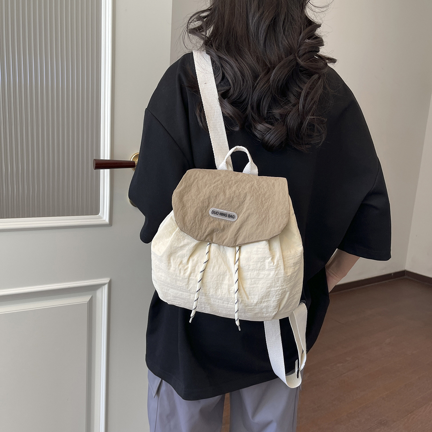 Nuevo estilo de chicas chicas estudiantes de color extranjero flip-off mochila de moda para salir mochila pequeña ocio