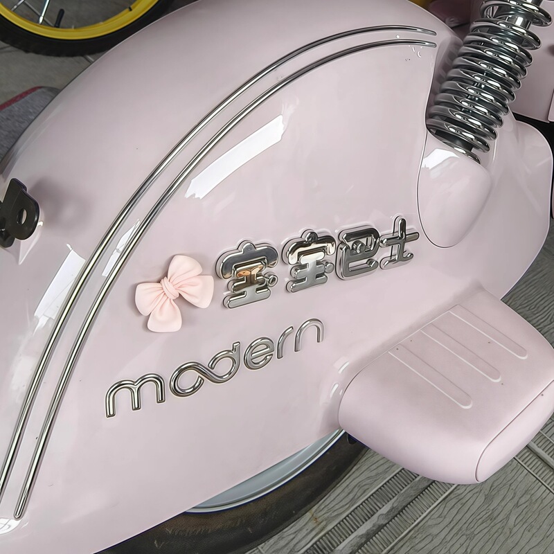Baby Bus Car Sticker with Bow Decoration, Three-Dimensional Cute and Personalized Motorcycle Rear Car Accessory, Electric Vehicle