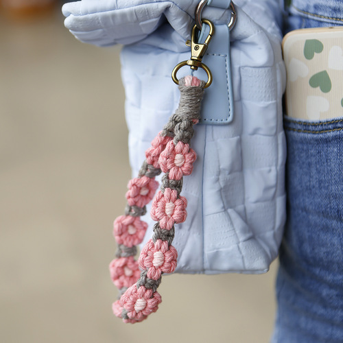 Bohemian resort style cross-border flower chrysanthemum wrist strap small daisy keychain hand-woven keychain