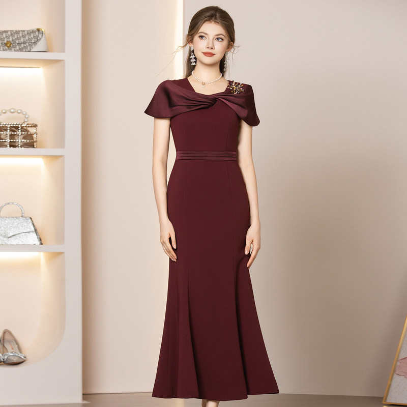 Zhili's Particularly Beautiful Dress Is a Slim-Fitting, Slimming Burgundy Long Mermaid Dress Suitable for High Society Gatherings