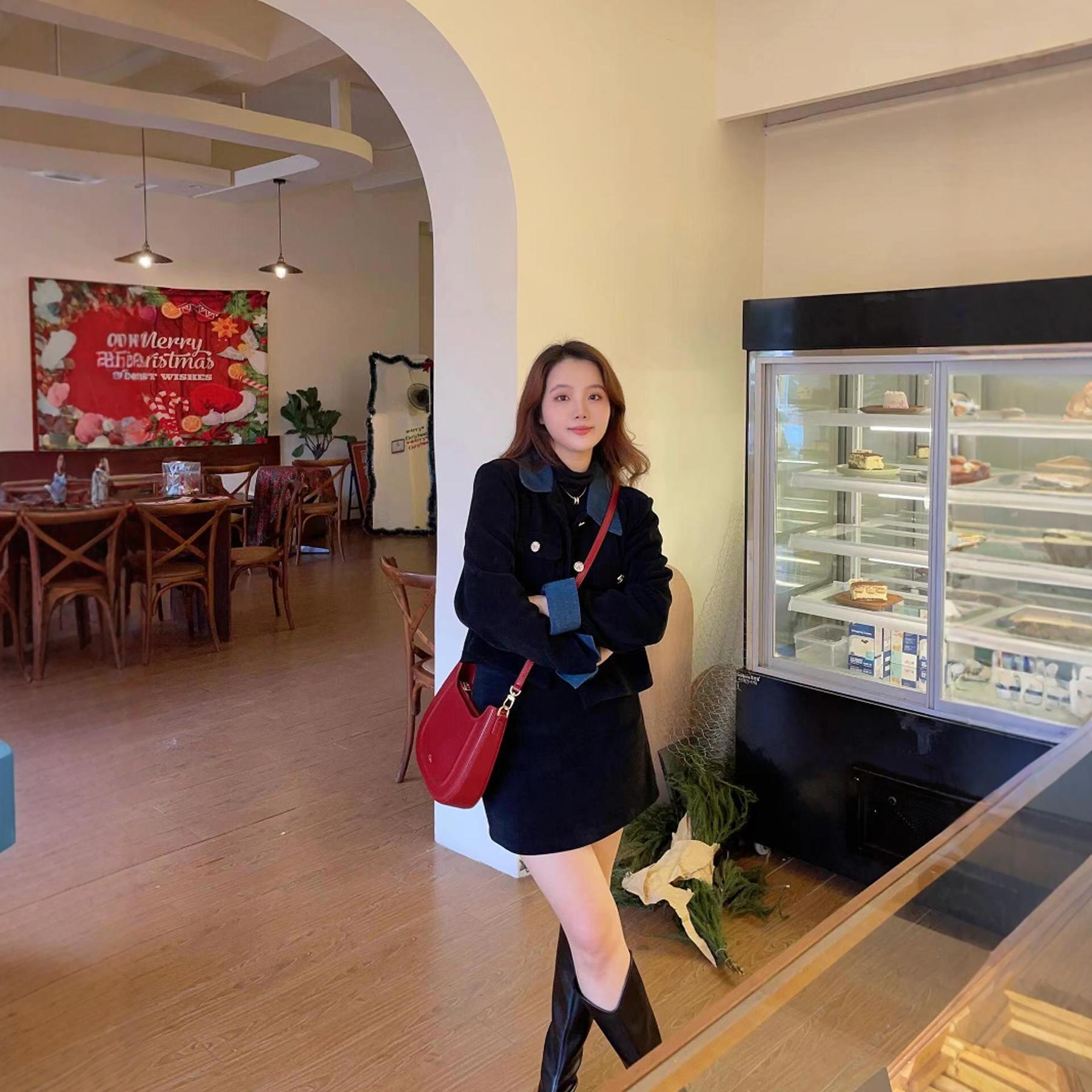 틈새 디자인 클로스 새로운 2024 가죽 빈티지 안장 가방 레드 웨딩 신부 가방 여성용 어깨 크로스 바디 백