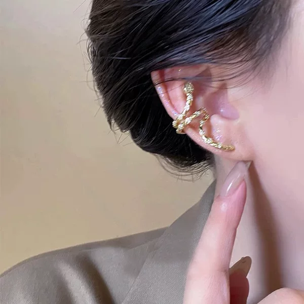 Japanese and Korean luxury-style ear cuffs, featuring a unique snake design, suitable for those without pierced ears, versatile and fashionable