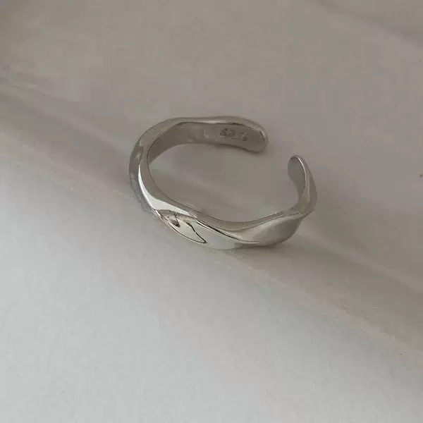 Wavy ring