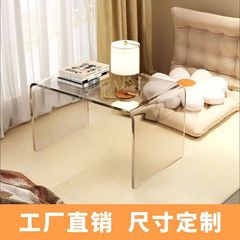 透明アクリルが窓辺の小さなテーブルを漂わせて、畳の低いテーブルをシンプルにします。